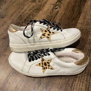 Steve Madden Womens White and Gold Cheetah Star Shoes